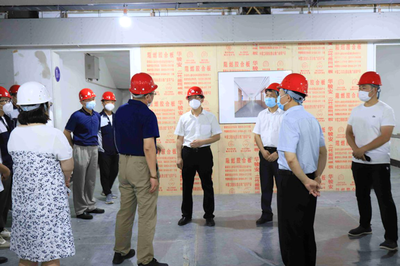 边铁检查假期校园修缮工程、建筑安全和后勤服务保障工作
