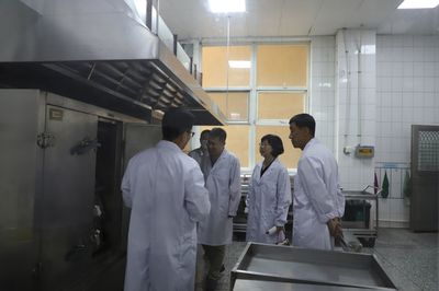 严文复副校长深入后勤服务集团检查食品安全工作，筑牢校园“舌尖防线”